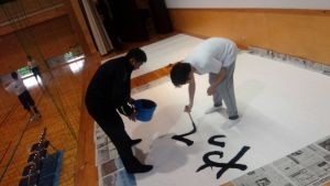 講演会テーマを一筆書きしています。