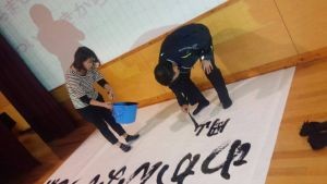 小林教頭先生は書道の有段者らしいです。隣でバケツをこぼしたりして・・・。